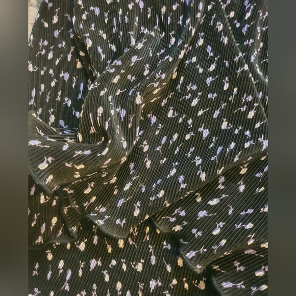 Dressbarn pleated dainty floral sundress - Picture 3 of 3